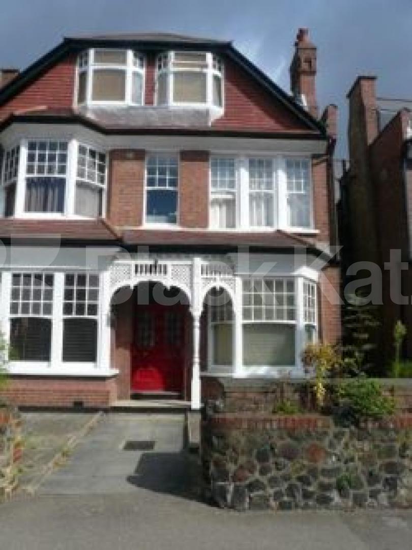 			3 Bedroom, 1 bath, 1 reception Flat			 Princes Avenue, MUSWELL HILL N10
