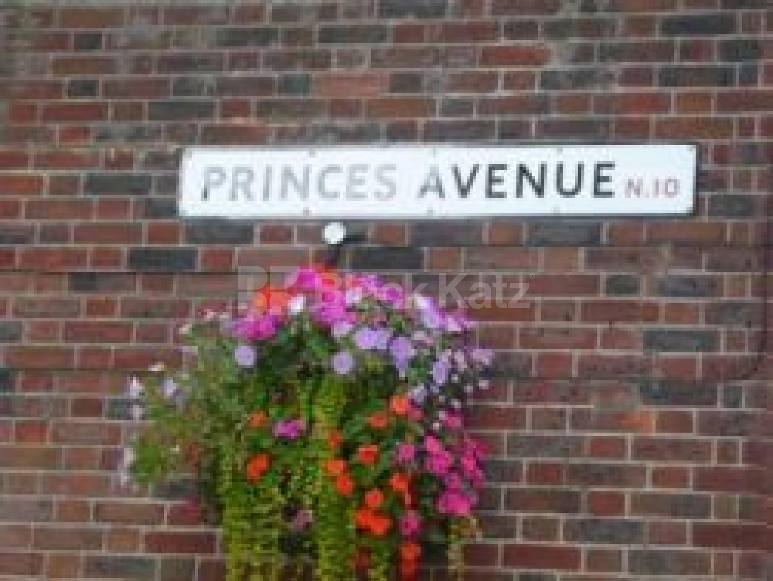 			3 Bedroom, 1 bath, 1 reception Flat			 Princes Avenue, MUSWELL HILL N10 N10