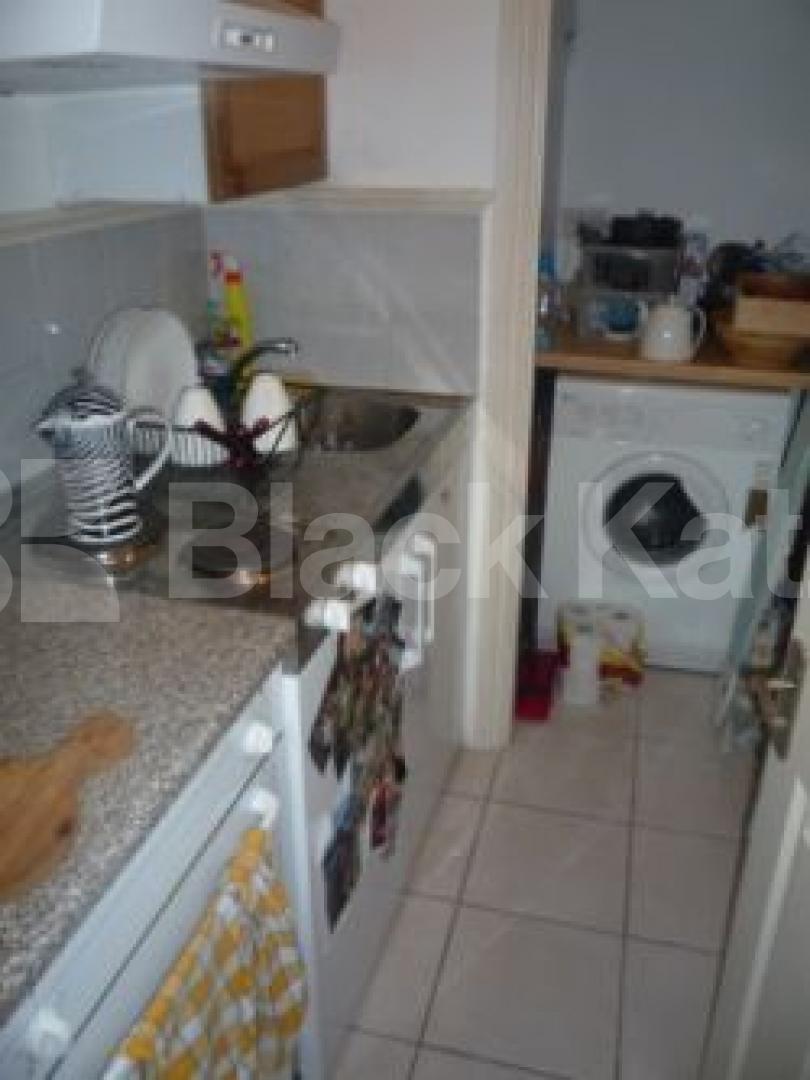 			LET!, Studio Apartment, 1 bath, 1 reception Studio			 Harvey Road, CROUCH END