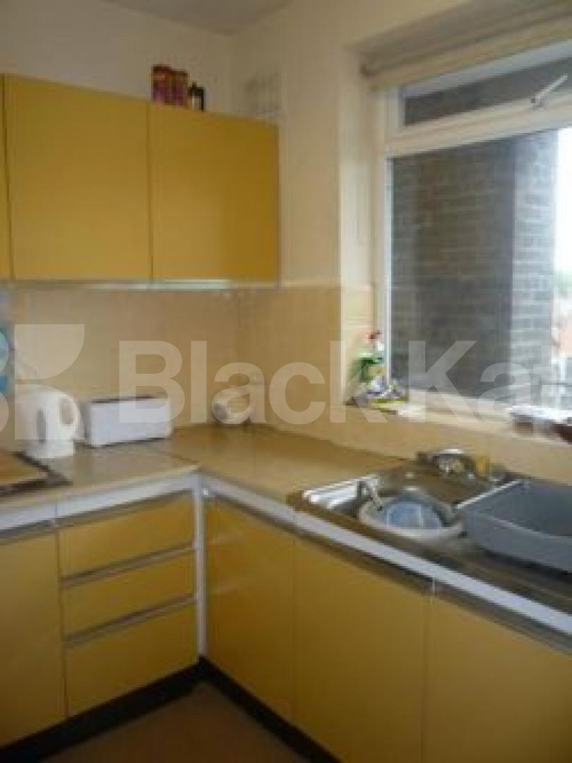 			4 Bedroom, 1 bath, 1 reception Flat			 Viceroy Close, EAST FINCHLEY N2