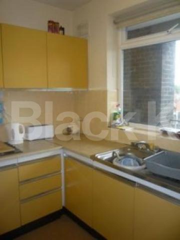 			4 Bedroom, 1 bath, 1 reception Flat			 Viceroy Close, EAST FINCHLEY N2