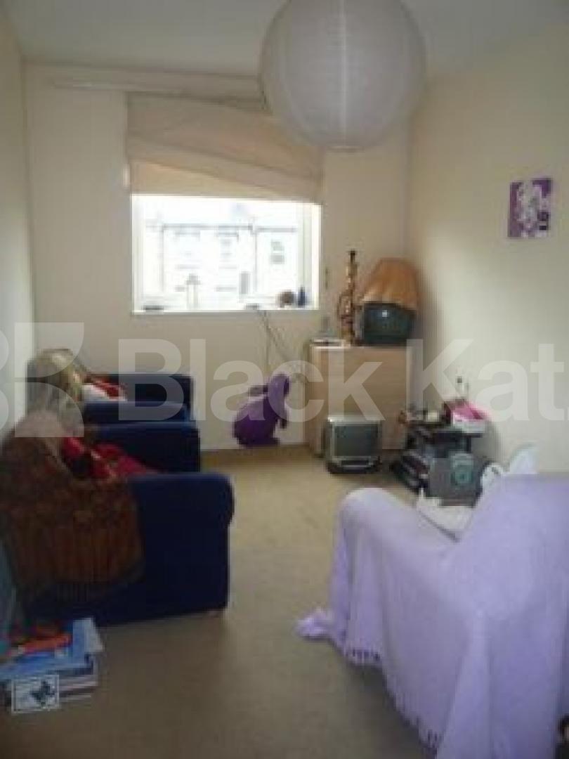 			4 Bedroom, 1 bath, 1 reception Flat			 Viceroy Close, EAST FINCHLEY N2