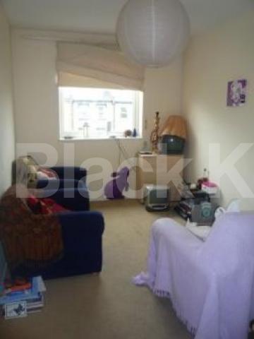 			4 Bedroom, 1 bath, 1 reception Flat			 Viceroy Close, EAST FINCHLEY N2