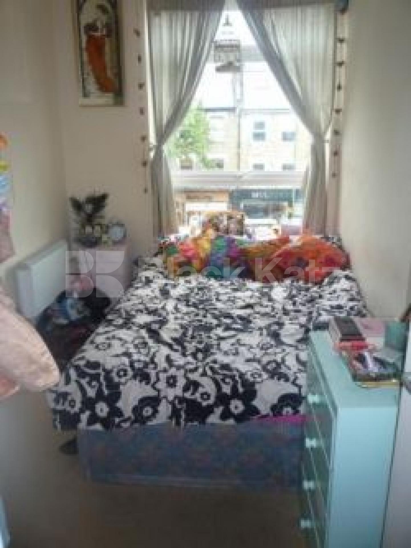 			4 Bedroom, 1 bath, 1 reception Flat			 Viceroy Close, EAST FINCHLEY N2 N2