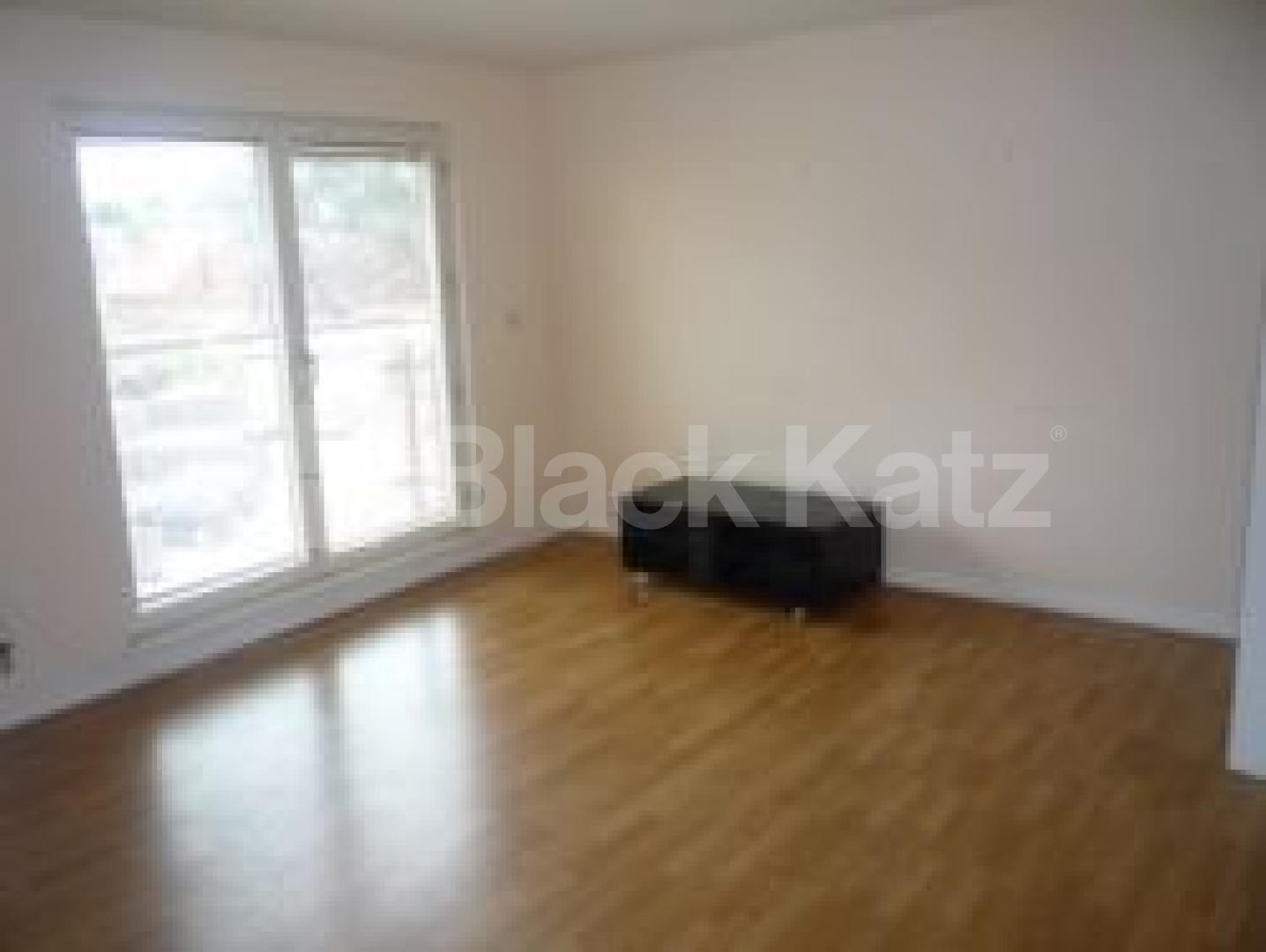 			3 Bedroom, 1 bath, 1 reception Flat			 Crown Close, WOOD GREEN