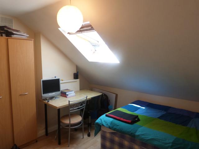 			3 Bedroom, 1 bath, 1 reception Flat			 Buchanan Gardens, KENSAL GREEN