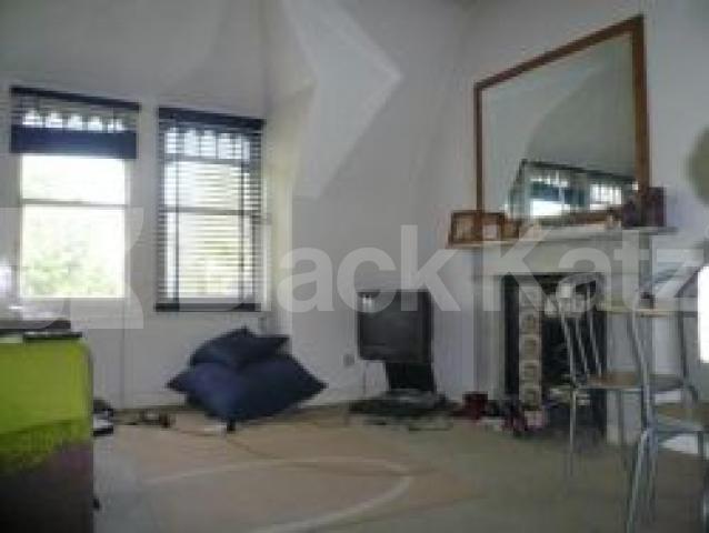 			3 Bedroom, 1 bath, 1 reception Flat			 Kings Avenue, Muswell Hill