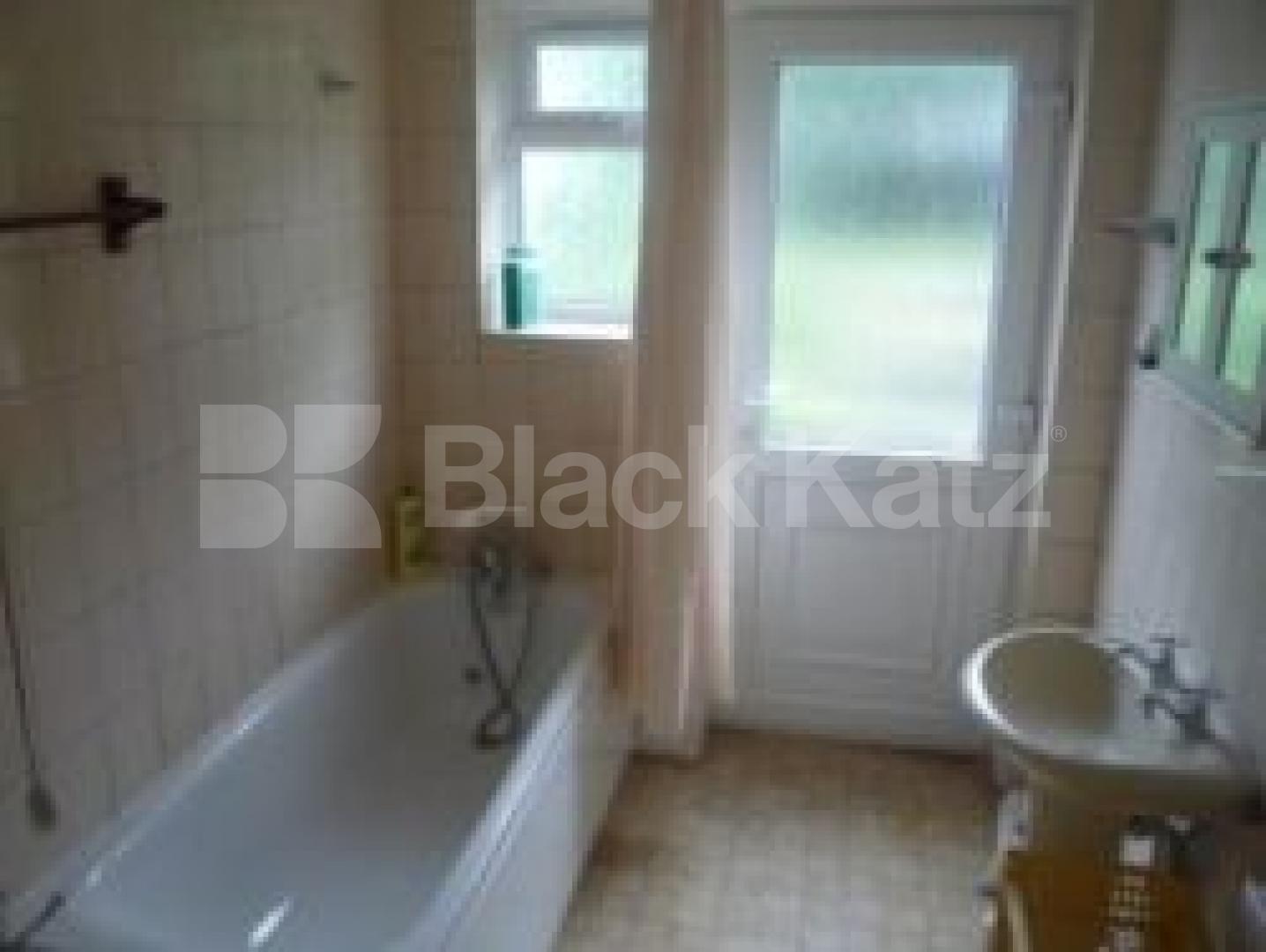 			2 Bedroom, 1 bath, 1 reception Ground Floor Flat			 Palace Road, CROUCH END