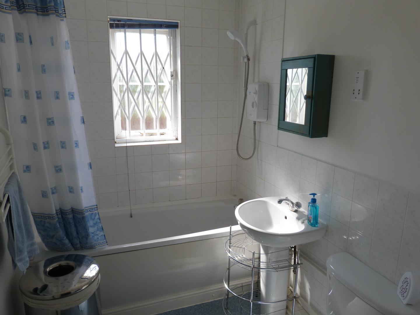 			OFF STREET PARKING!, 1 Bedroom, 1 bath, 1 reception Flat			 Dairyman Close, CRICKLEWOOD