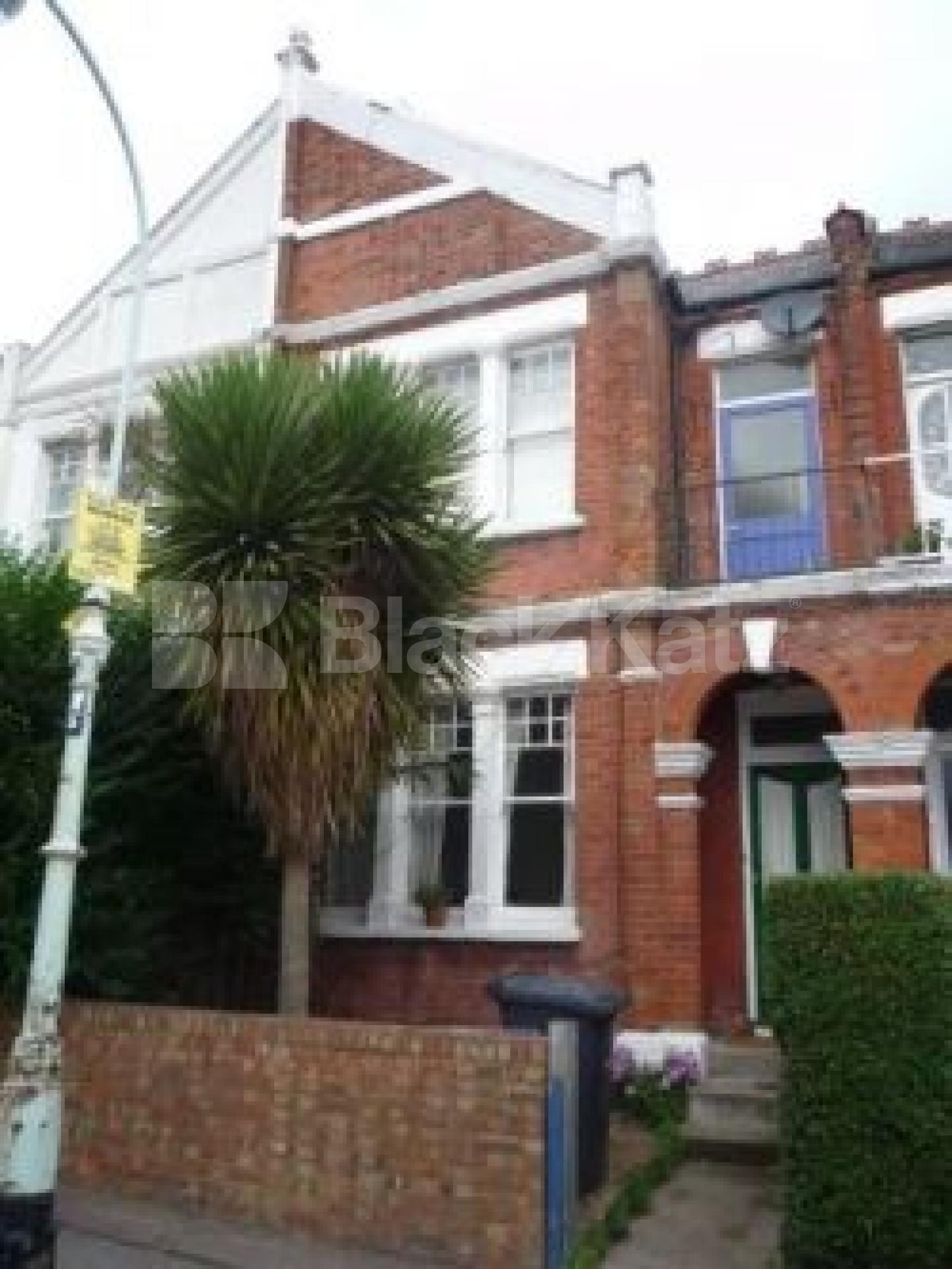 			4 Bedroom, 1 bath, 1 reception Flat			 Rathcoole Gardens, CROUCH END N8