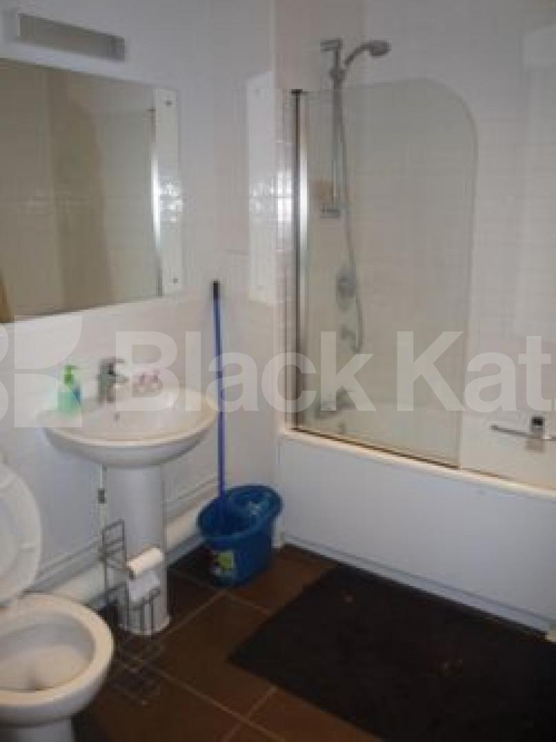 			2 Bedroom, 1 bath, 1 reception Flat			 West Point, CROUCH END BORDERS N8