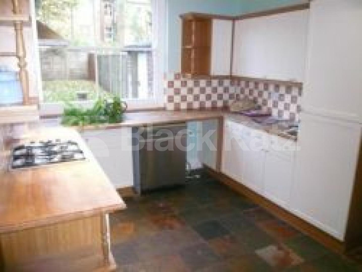 			5 Bedroom, 1 bath, 1 reception Flat			 Rathcoole Grdens, CROUCH END N8