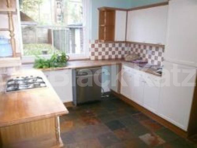 			5 Bedroom, 1 bath, 1 reception Flat			 Rathcoole Grdens, CROUCH END N8