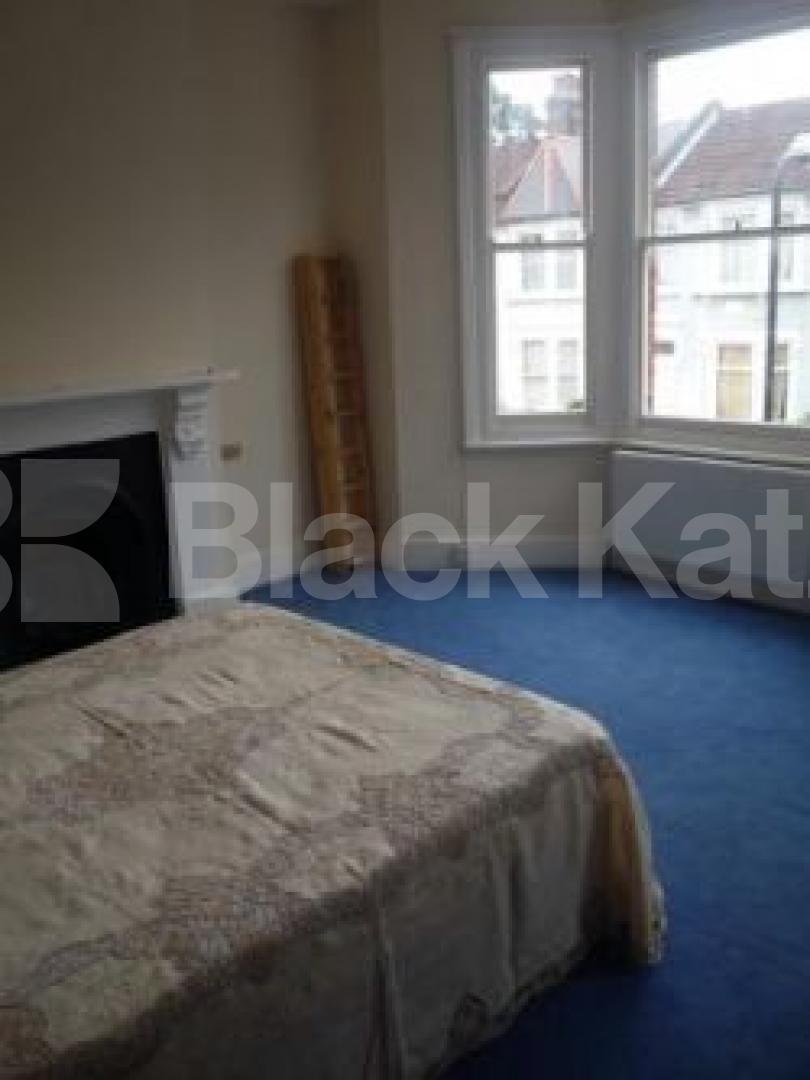 			4 Bedroom, 1 bath, 1 reception House			 Effingham Road, CROUCH END BORDERS