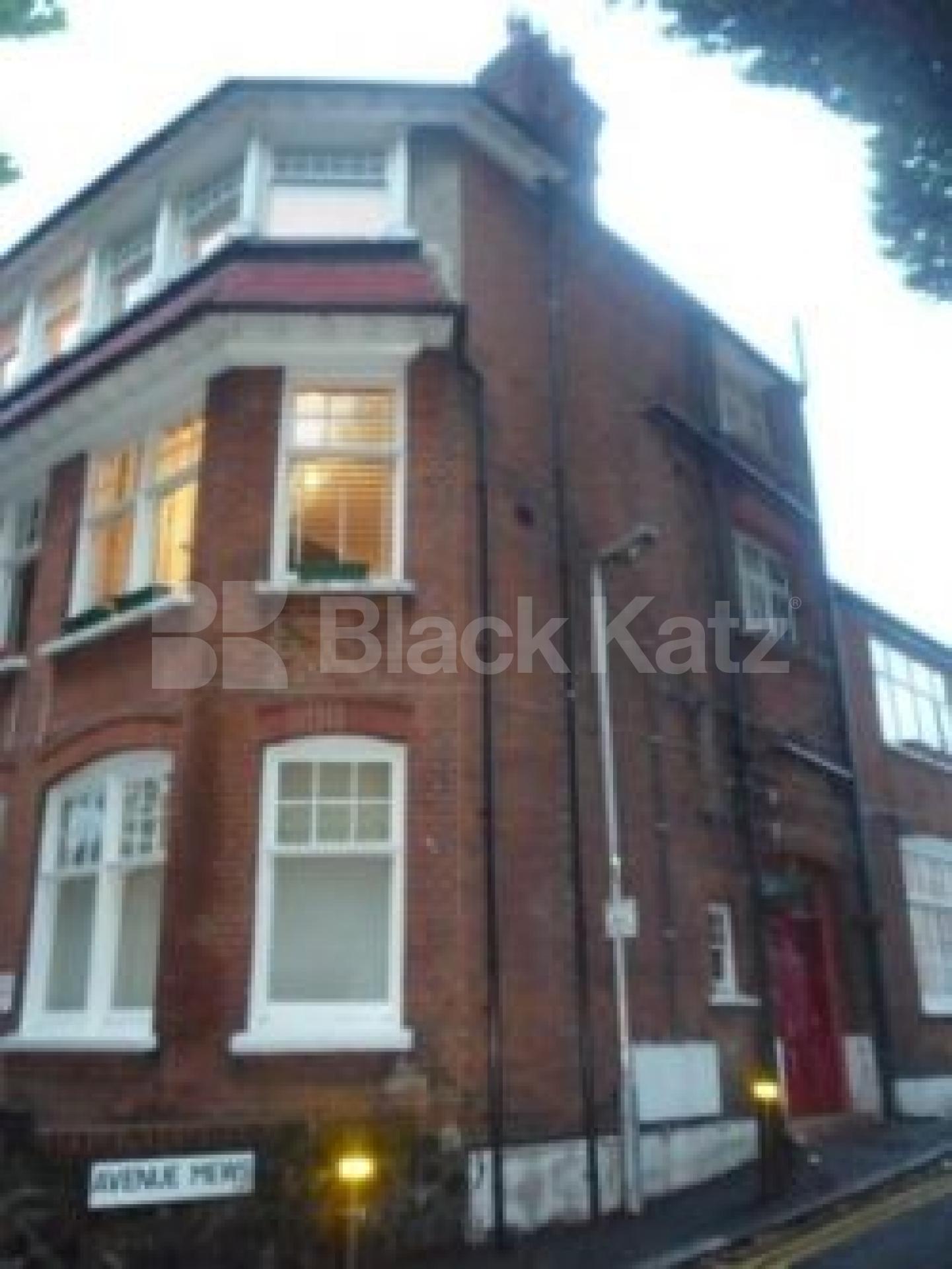 			VERY UNIQUE!, 1 Bedroom, 1 bath, 1 reception Flat			 Avenue Mews, MUSWELL HILL N10 N10