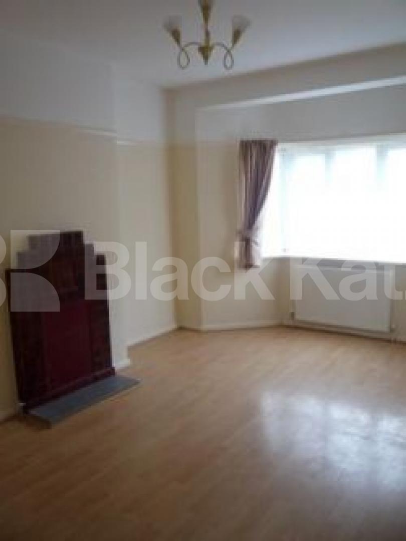 			Bargain!, 2 Bedroom, 1 bath, 1 reception Ground Floor Flat			 Crown Road, Muswell Hill