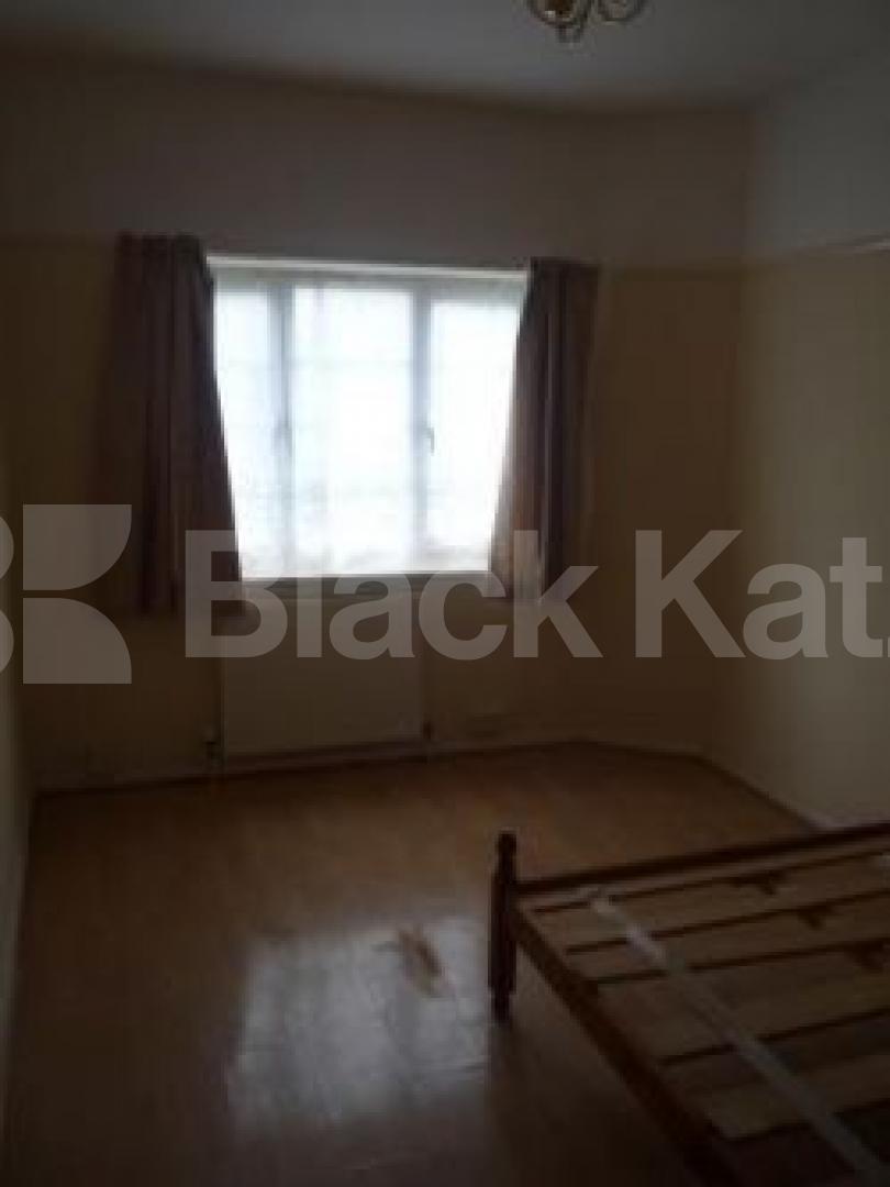 			Bargain!, 2 Bedroom, 1 bath, 1 reception Ground Floor Flat			 Crown Road, Muswell Hill