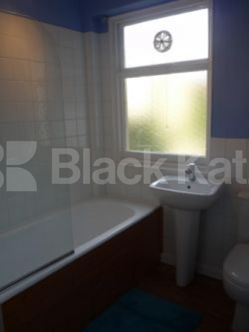 			LET!, 4 Bedroom, 1 bath, 1 reception Flat			 Landrock Road, CROUCH END