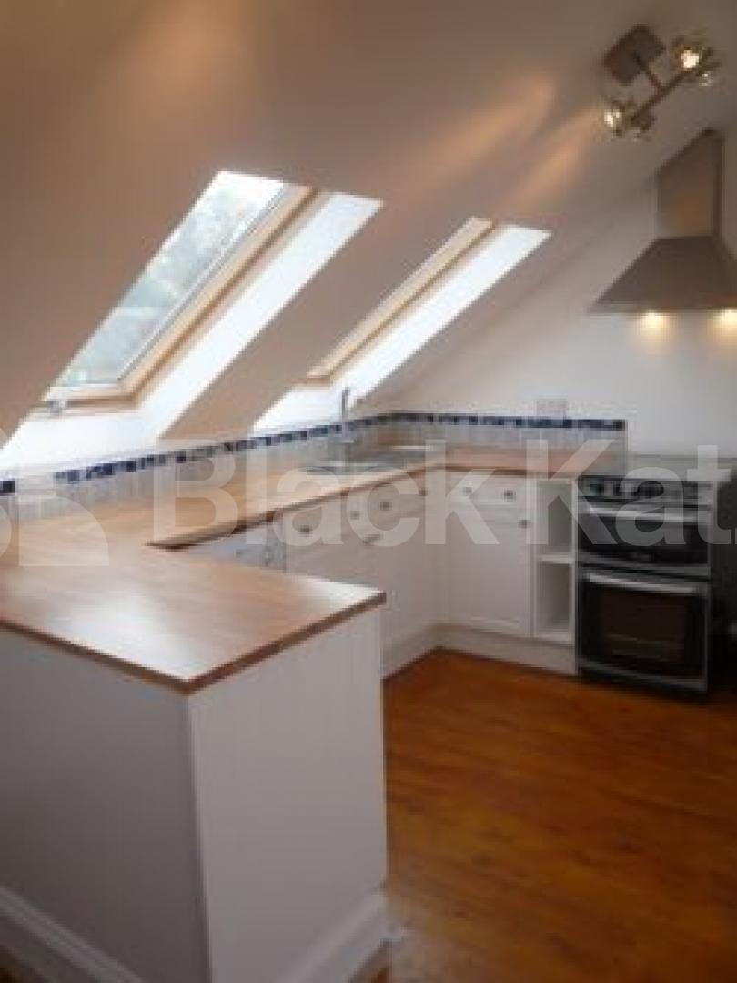 			LET!, 4 Bedroom, 1 bath, 1 reception Flat			 Landrock Road, CROUCH END