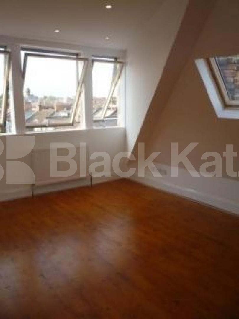 			LET!, 4 Bedroom, 1 bath, 1 reception Flat			 Landrock Road, CROUCH END