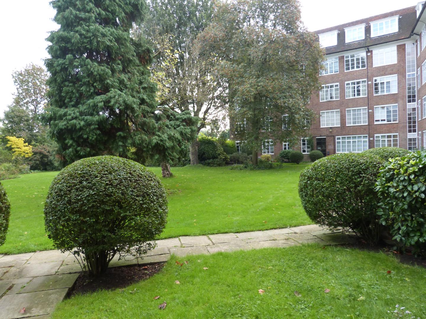 			HEATING and HOT WATER & OFF STREET PARKING INCLUDED, 3 Bedroom, 2 bath, 1 reception Flat			 Willesden Lane, KILBURN/BRONDESBURY CONSERVATION AREA