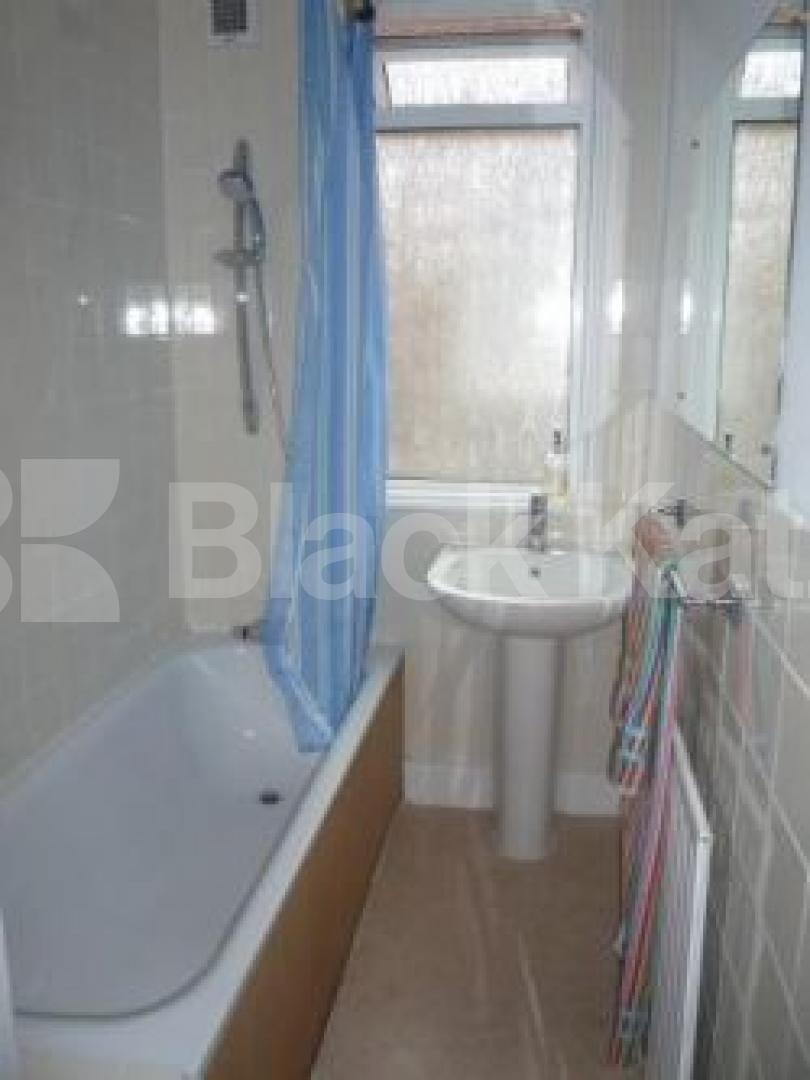 			4 Bedroom, 1 bath, 1 reception House			 Bedford Road, EAST FINCHLEY