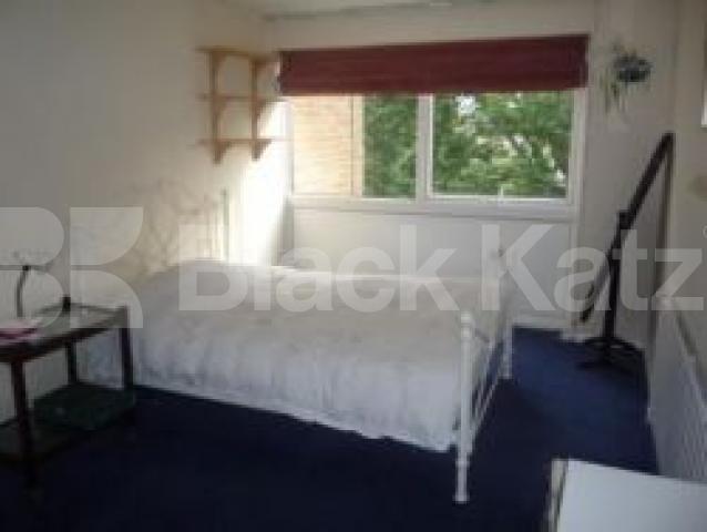 			INCLUSIVE OF COUNCIL TAX AND WATER RATES!, 2 Bedroom, 1 bath, 1 reception Apartment			 Fortis Green, EAST FINCHLEY