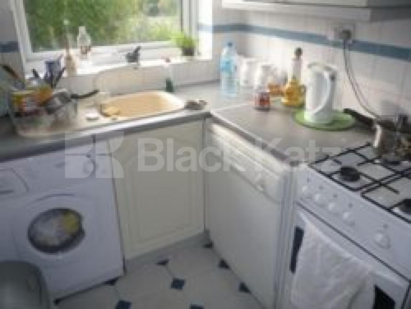 			INCLUSIVE OF COUNCIL TAX AND WATER RATES!, 2 Bedroom, 1 bath, 1 reception Apartment			 Fortis Green, EAST FINCHLEY