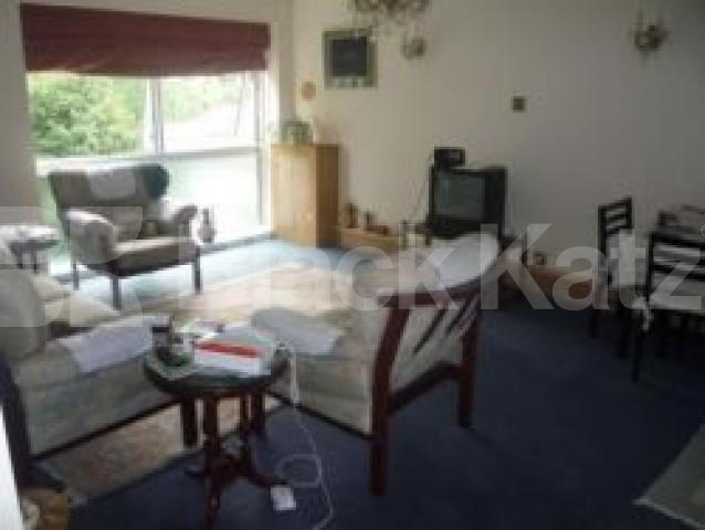 			INCLUSIVE OF COUNCIL TAX AND WATER RATES!, 2 Bedroom, 1 bath, 1 reception Apartment			 Fortis Green, EAST FINCHLEY