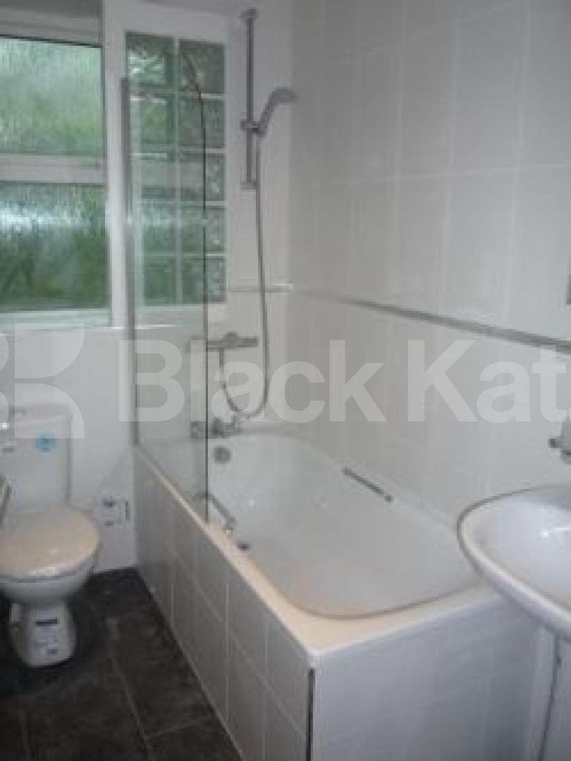 			2 Bedroom, 1 bath, 1 reception Flat			 Church Road, Highgate