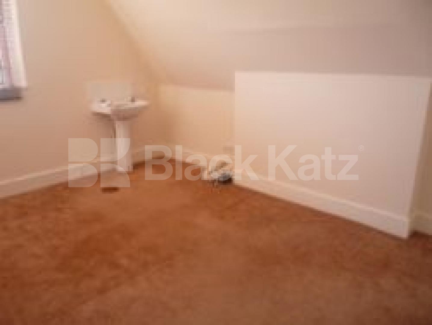 			3 Bedroom, 1 bath, 1 reception Flat			 Broadway Parade, Crouch End