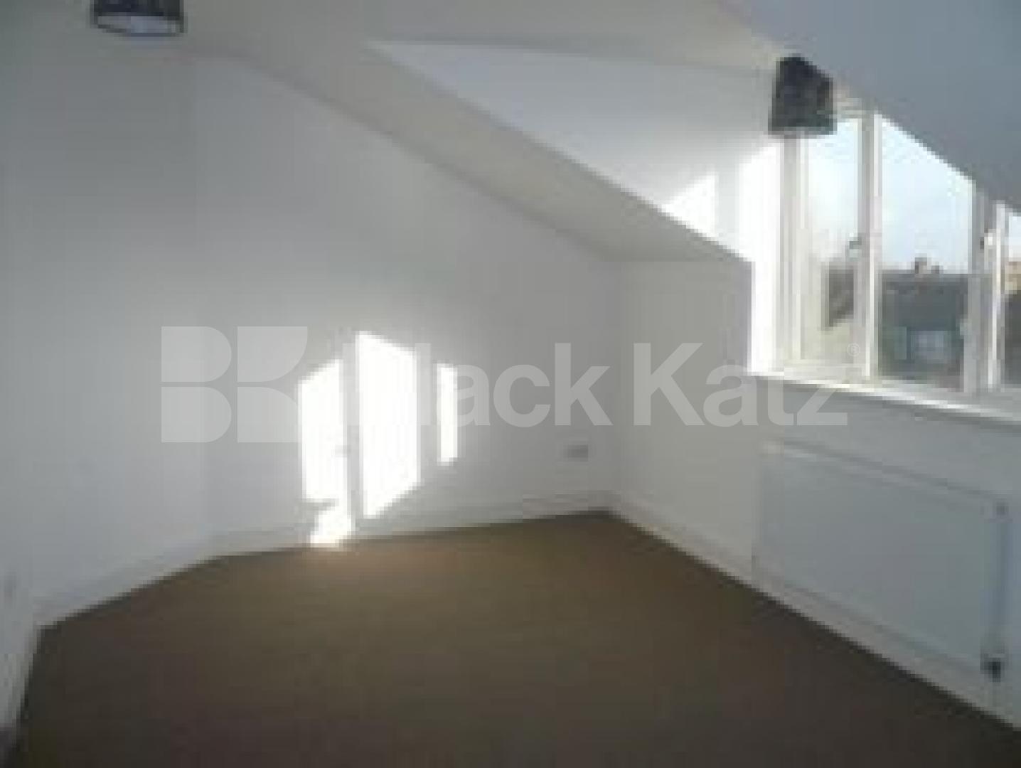 			4 Bedroom, 1 bath, 1 reception Flat			 Green Lanes, PALMERS GREEN N13