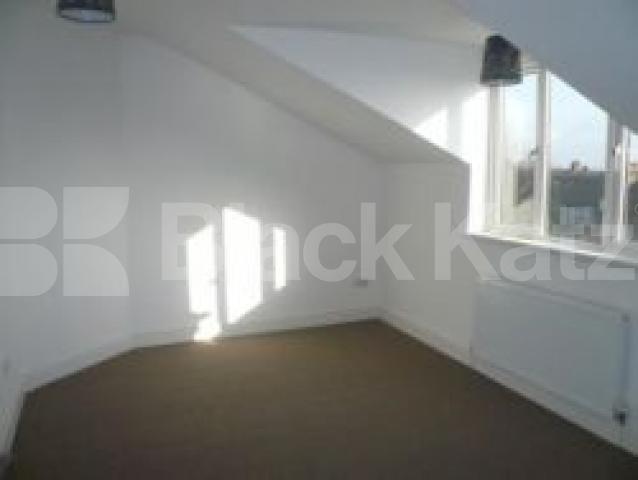 			4 Bedroom, 1 bath, 1 reception Flat			 Green Lanes, PALMERS GREEN N13