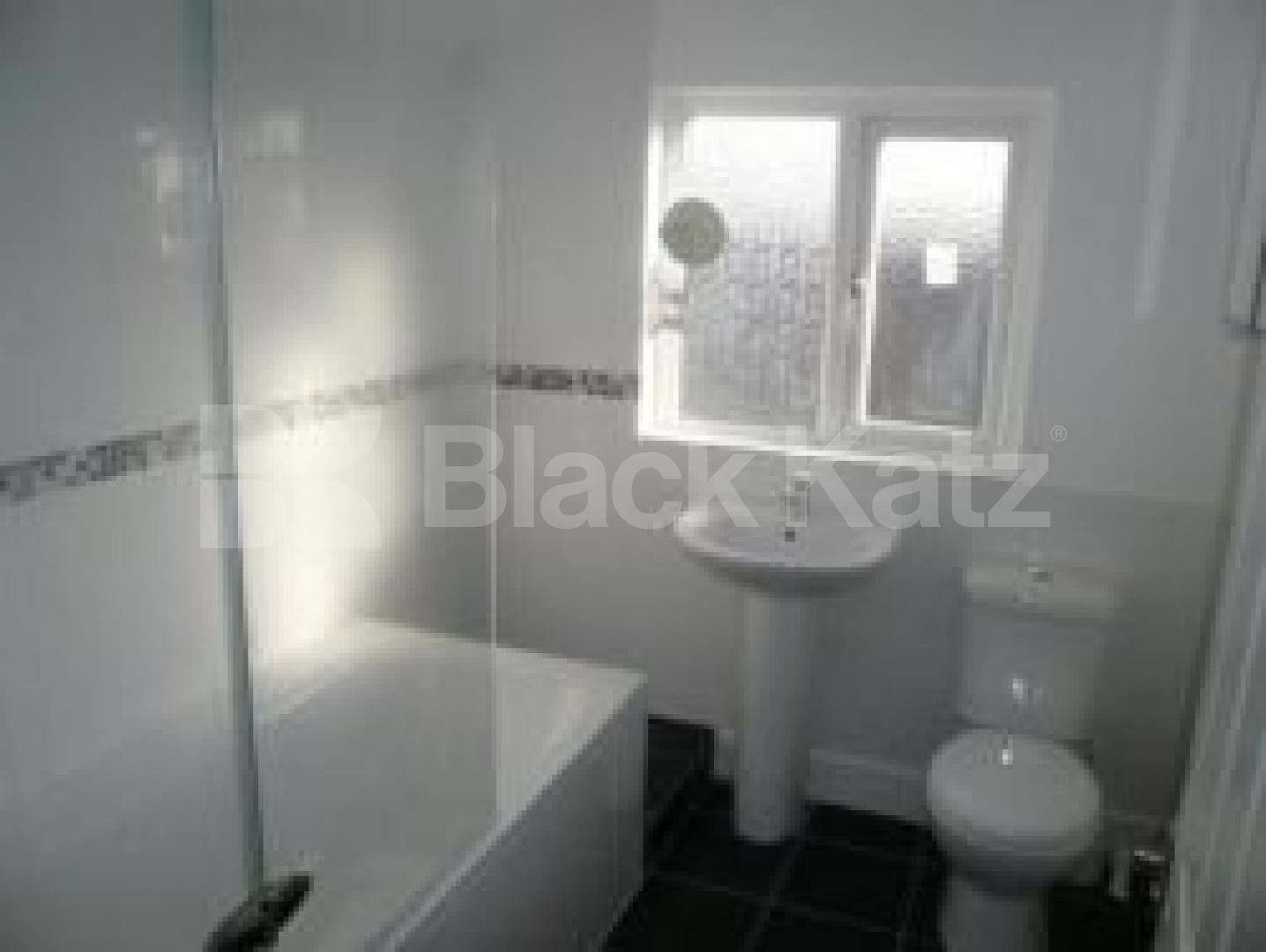 			4 Bedroom, 1 bath, 1 reception Flat			 Green Lanes, PALMERS GREEN N13