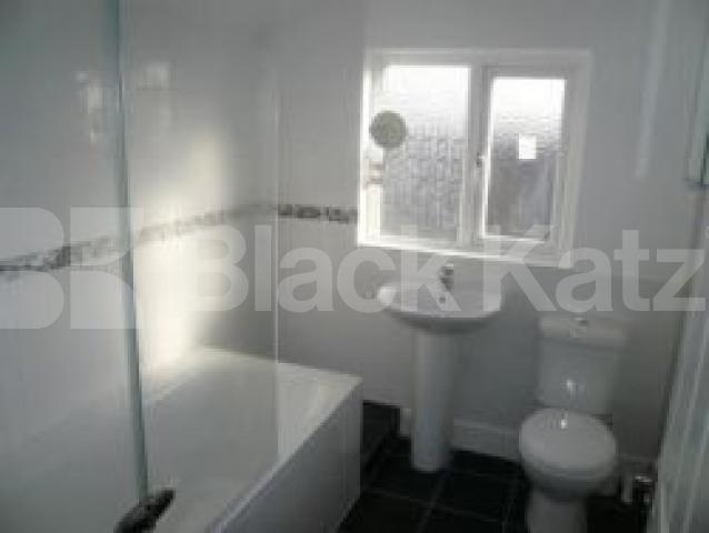 			4 Bedroom, 1 bath, 1 reception Flat			 Green Lanes, PALMERS GREEN N13