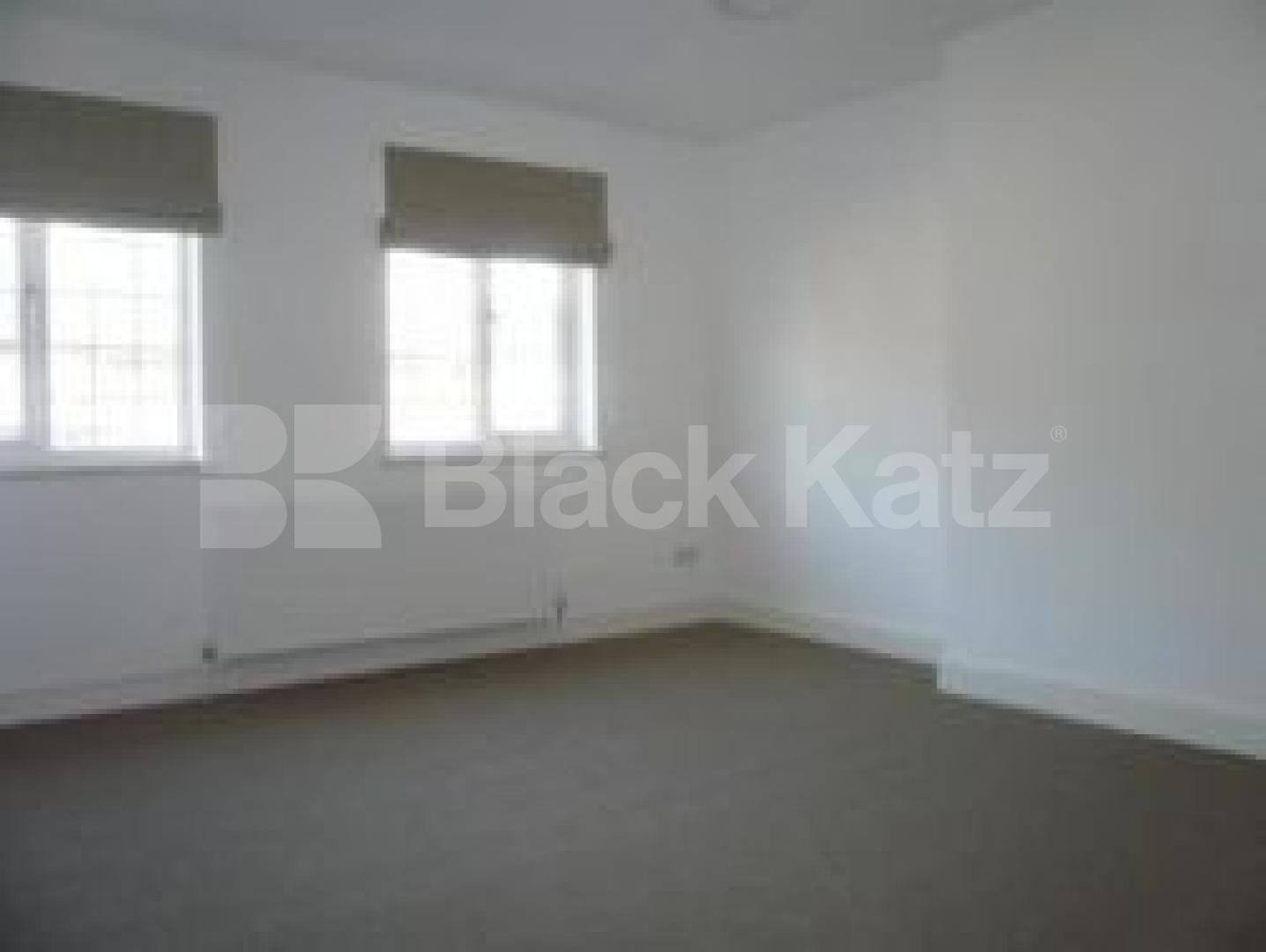 			4 Bedroom, 1 bath, 1 reception Flat			 Green Lanes, PALMERS GREEN N13