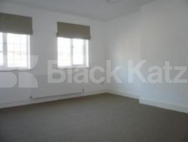 			4 Bedroom, 1 bath, 1 reception Flat			 Green Lanes, PALMERS GREEN N13