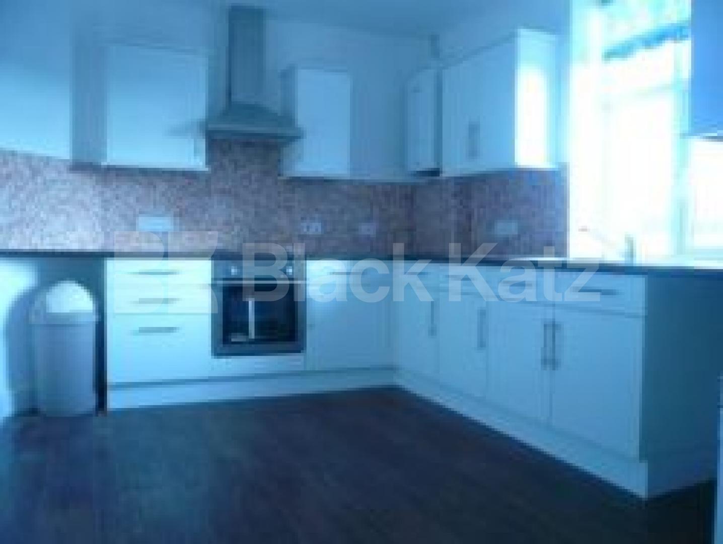 			4 Bedroom, 1 bath, 1 reception Flat			 Green Lanes, PALMERS GREEN N13