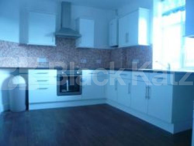 			4 Bedroom, 1 bath, 1 reception Flat			 Green Lanes, PALMERS GREEN N13