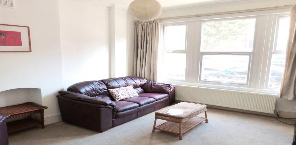 			3 Bedroom, 1 bath, 1 reception Flat			 Finchley Road, GOLDERS GREEN