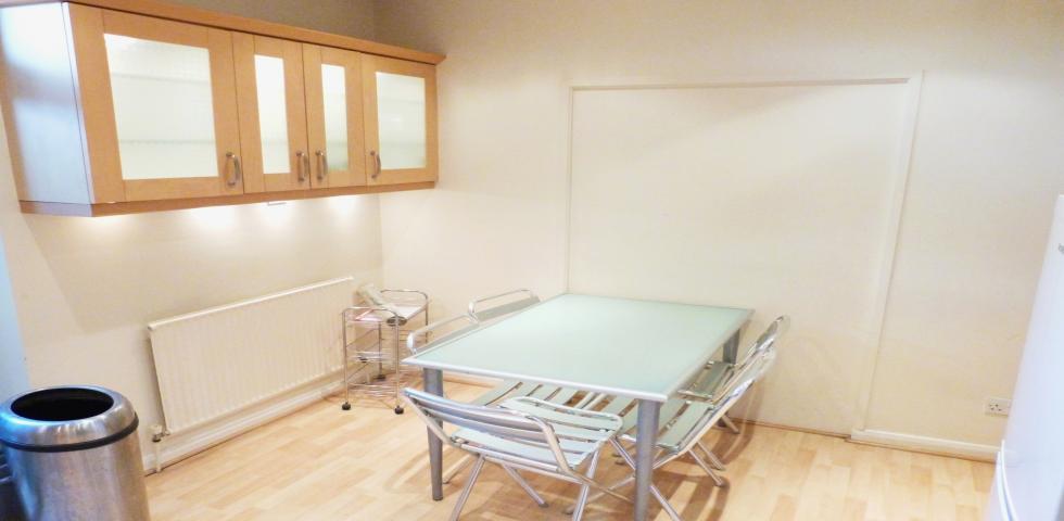 			3 Bedroom, 1 bath, 1 reception Flat			 Finchley Road, GOLDERS GREEN