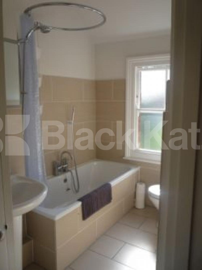 			LET, 2 Bedroom, 1 bath, 1 reception House			 South View Road, Crouch End