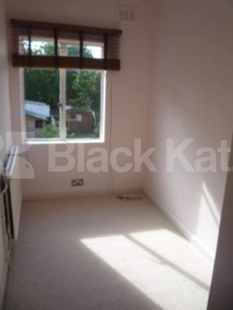 			LET, 2 Bedroom, 1 bath, 1 reception House			 South View Road, Crouch End