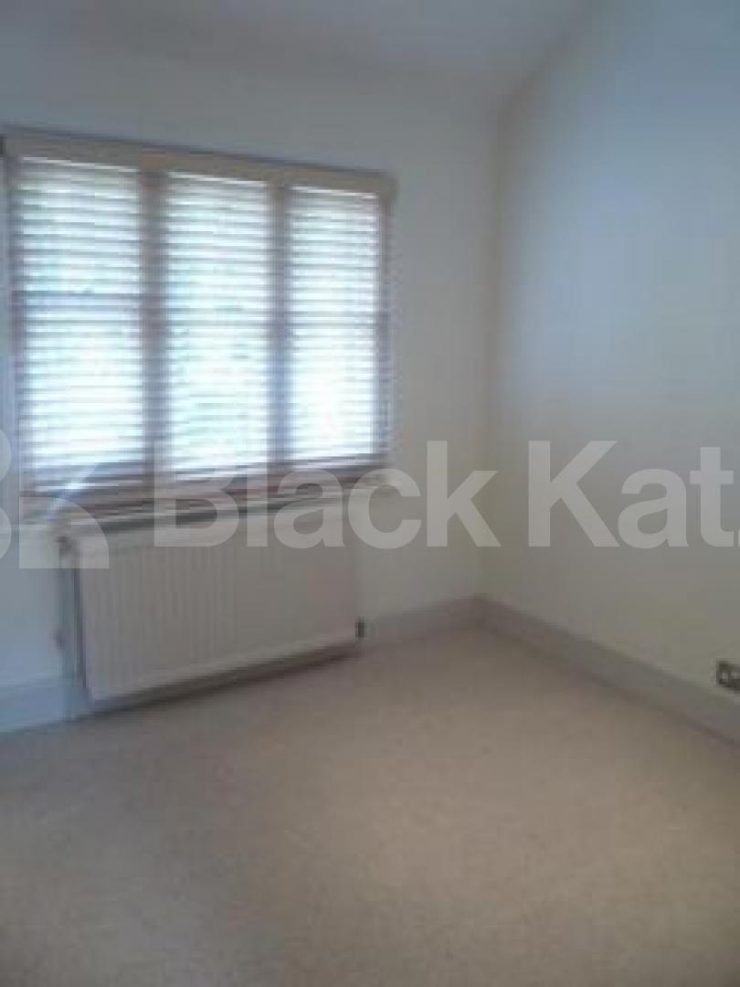 			LET, 2 Bedroom, 1 bath, 1 reception House			 South View Road, Crouch End