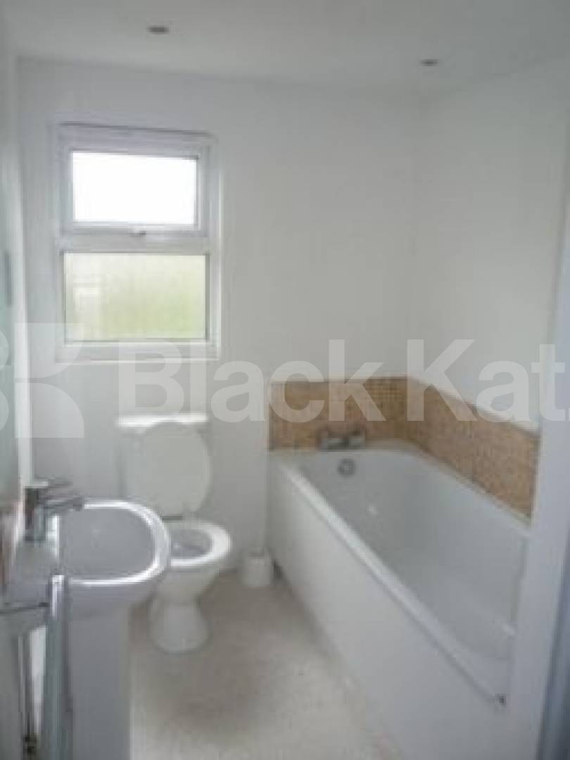 			MASSIVE HOUSE!, 5 Bedroom, 1 bath, 1 reception House			 Maryland Road, WOOD GREEN