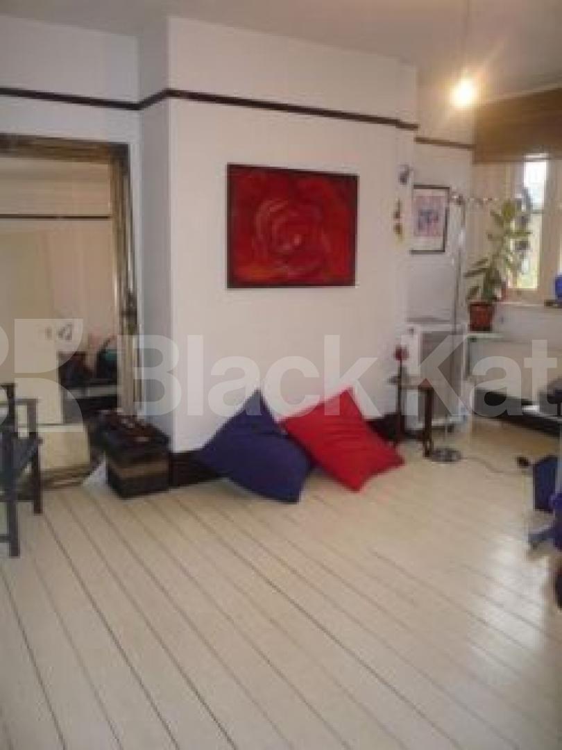 			2 Bedroom, 1 bath, 1 reception Flat			 Glebe Road, CROUCH END