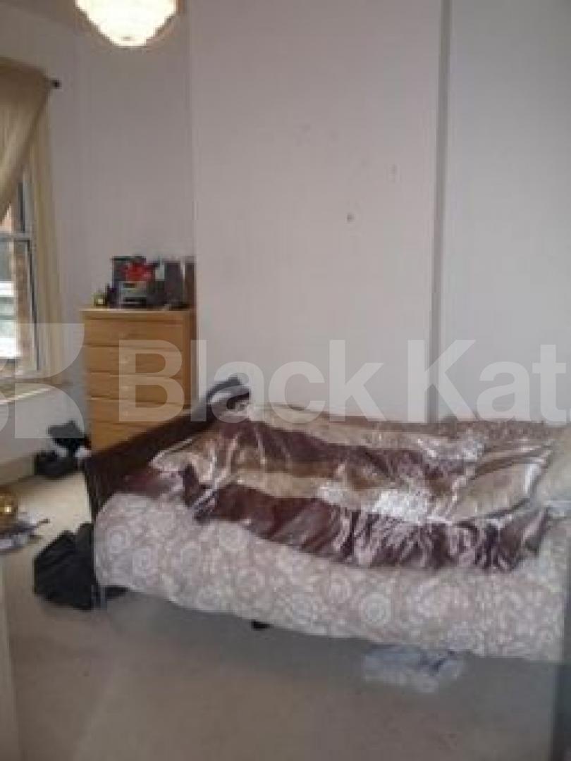 			LET!, 3 Bedroom, 1 bath, 1 reception Flat			 Nightingale Lane, CROUCH END