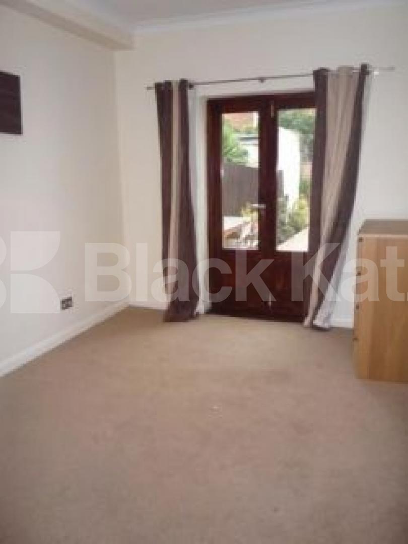 			LET!, 2 Bedroom, 1 bath, 1 reception Ground Floor Flat			 Harvey Road, CROUCH END