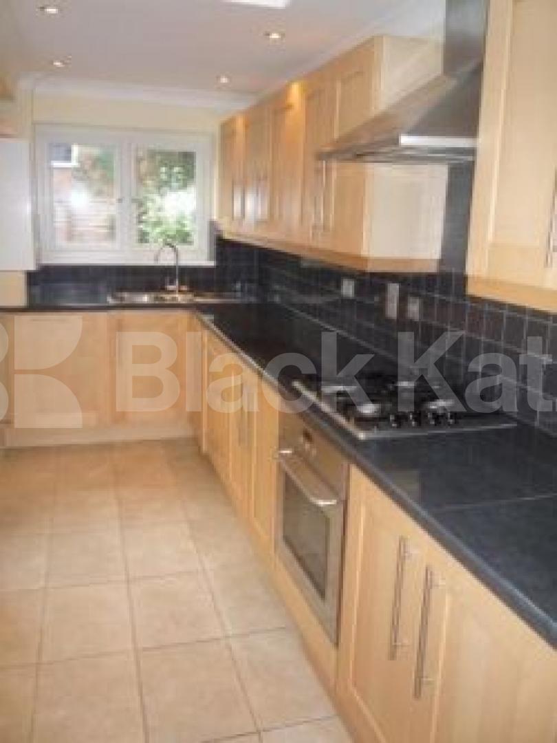 			LET!, 2 Bedroom, 1 bath, 1 reception Ground Floor Flat			 Harvey Road, CROUCH END
