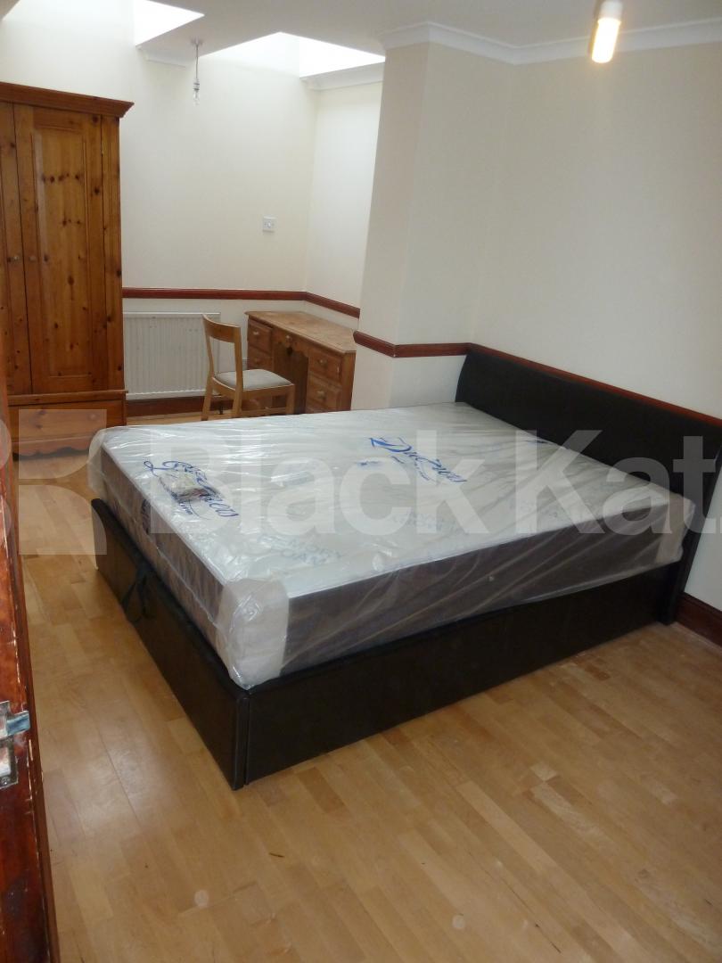 			NEW INSTRUCTION!!!!, 4 Bedroom, 1 bath, 1 reception House			 Penton Street, ANGEL-ISLINGTON